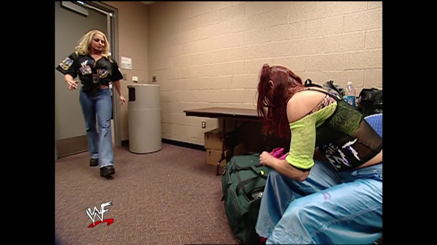 WWE_Smackdown_03_14_02_Lita_Trish_Backstage_Fight_Segment_mp42066.jpg