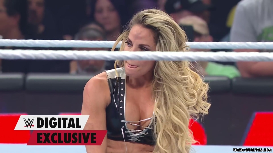 Trish_Stratus_receives_emotional_ovation_WWE_Payback_2023_exclusive_010.jpg