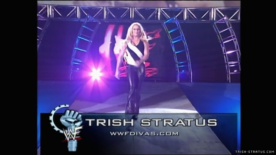 WWE_Rebellion_UK_2001_Lita_Torrie_vs_Molly_Stacy_mp4_000012322.jpg